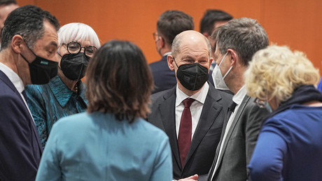 Regiert Kanzler Scholz über die grünen Minister Habeck und Baerbock hinweg?