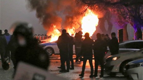 Massenproteste und Ausschreitungen in ganz Kasachstan, Präsident ruft Ausnahmezustand aus