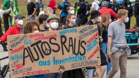 2021 und der Niedergang der deutschen Autoindustrie: Neuzulassungen so gering wie zuletzt 1985
