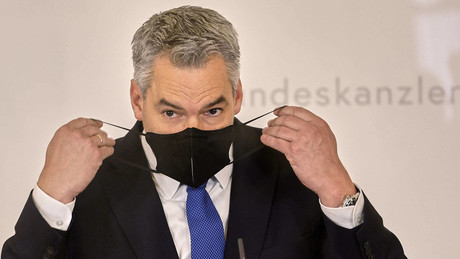 Österreichs Bundeskanzler Karl Nehammer verkündet FFP2-Maskenpflicht im Freien