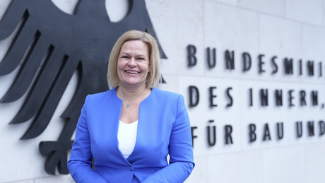 Innenministerin: "Verfassungsfeinde" schneller und konsequenter aus öffentlichem Dienst entlassen