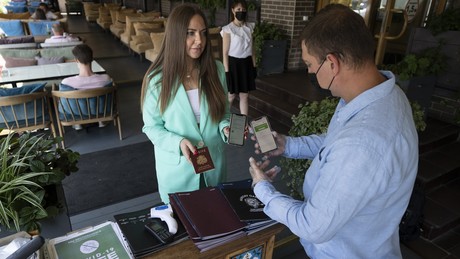 Russische Regierung uneinig: Gesetzesannahme zu Impfzertifikaten verschoben