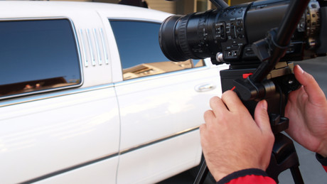 "Das ist das Live-Fernsehen": Auto fährt US-Reporterin bei Live-Übertragung an