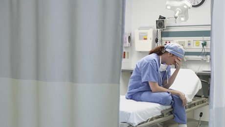 Lohn weg, und dann? Ungeimpfte Pflegekräfte sind mit unklarer Rechtslage konfrontiert