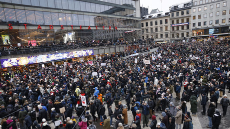 Schweden: Mehr als 18.000 Menschen demonstrieren in Stockholm gegen Corona-Impfpass