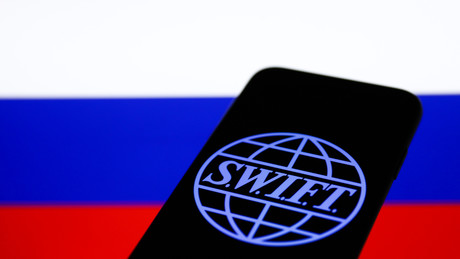 Medien: Großbritannien unterstützt Aussetzung von Russlands Mitgliedschaft in SWIFT