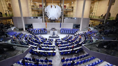 Debatte zur Impfpflicht: Der Bundestag schwebt hoch über dem Land ...