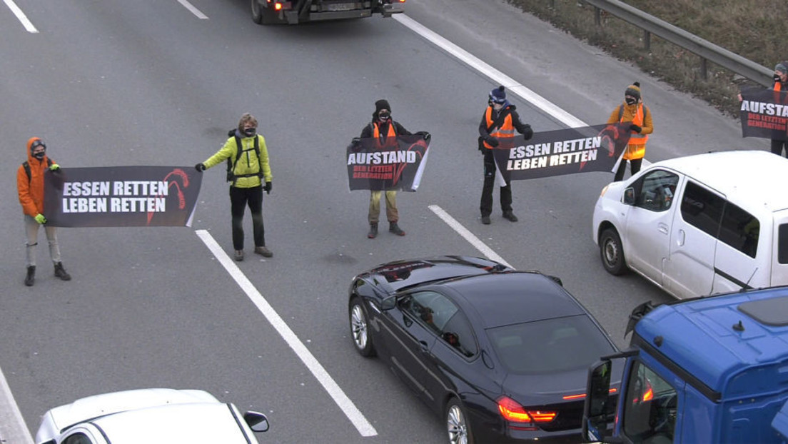 Erneut Autobahn-Blockaden in Berlin durch Aktivisten – Berliner Stadtreinigung hilft bei Räumung