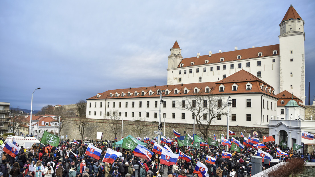 Trotz massiver Proteste: Slowakisches Parlament billigt umstrittenes Militärabkommen mit USA