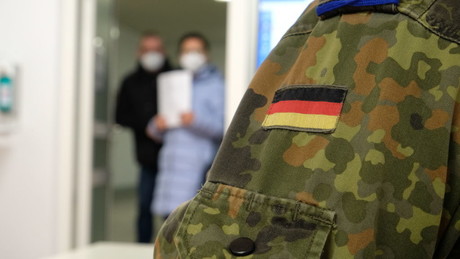 Grünen-Politiker Dahmen: Sollte einrichtungsbezogene Impfpflicht scheitern, muss Bundeswehr helfen
