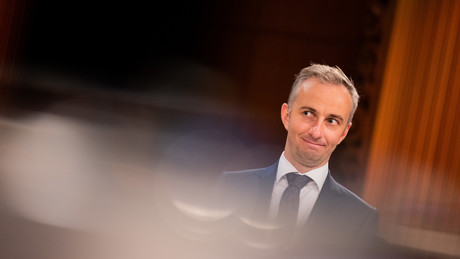 Streit zwischen Böhmermann und Erdoğan: Entscheidung über Schmähgedicht bis Mitte März erwartet