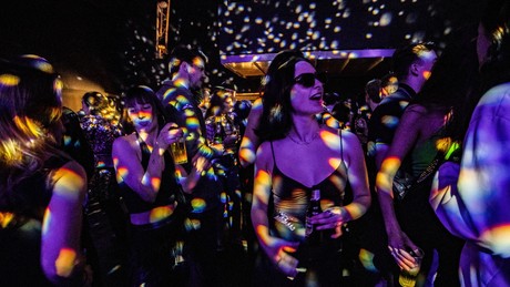 Protest gegen Corona-Maßnahmen in den Niederlanden: Tausende feiern in Clubs und Diskotheken