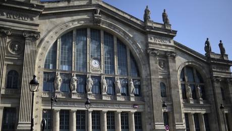 Mann in Pariser Bahnhof nach Messerangriff von Polizisten erschossen