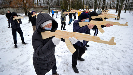 Meldungen von der ukrainischen "Heimatfront": Faschistisches Asow-Bataillon bildet Zivilisten aus