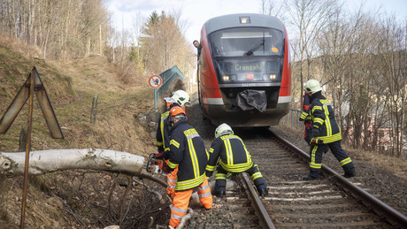 Bahn: Sturmschäden stärker als angenommen – 2.000 Einsatzkräfte im Einsatz