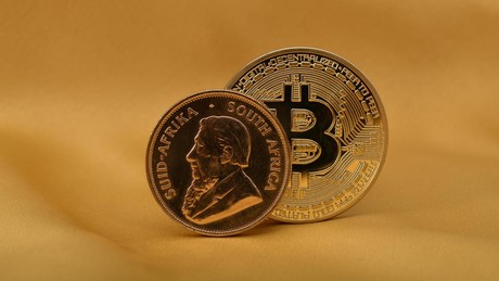 Inflations- und Kriegsangst: Goldpreis auf Acht-Monats-Hoch – Bitcoin bricht erneut ein