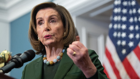 Nancy Pelosi vergleicht Putin mit Hitler