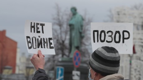 "Nein zum Krieg" – Russische Künstler, Medienleute und Sportler gegen Militäreinsatz