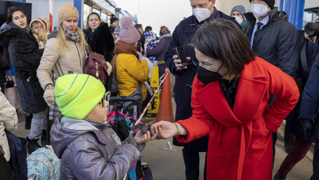 "Außen Ministerin, innen Mutter": Ein Spiegel-Reporter, Baerbock und das Tätscheln von Kinderköpfen