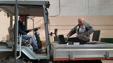 Was nun, Elon Musk? Russland stellt Traktor mit Elektroantrieb vor