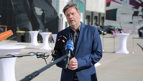 Wirtschaftsminister Habeck ruft Frühwarnstufe des Notfallplans Gas aus
