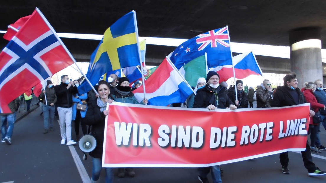 Bilder von der Düsseldorfer Coronademonstration – eine Hommage an die Kreativität des Widerstands