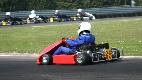 Junger Rennsportler feiert Sieg mit missverständlichem Gruß – Kart-Team löst Vertrag auf