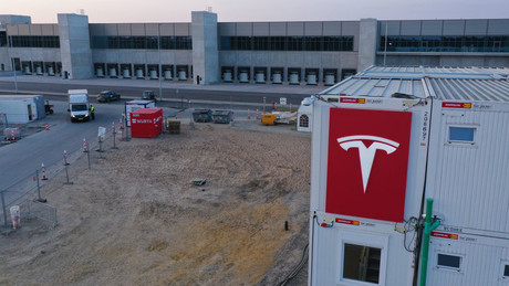 Hitzige Diskussionen in Brandenburg um Tesla-Betriebsunfall mit wassergefährdender Flüssigkeit