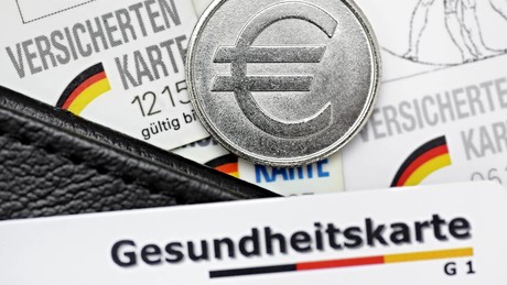 Milliardendefizit der Kranken- und Pflegekassen: Verbraucherschützer fordern gerechte Kostenteilung