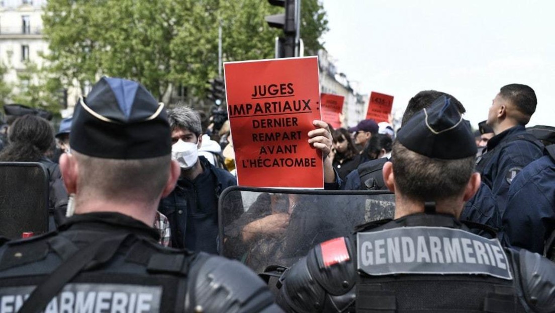 LIVE: Nach tödlichem Vorfall in Paris – Gewerkschaft demonstriert gegen Verhaftung eines Polizisten