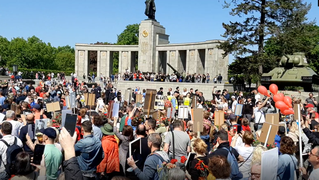 "Der Faschismus kommt nicht durch" – Das Unsterbliche Regiment 2022 in Berlin
