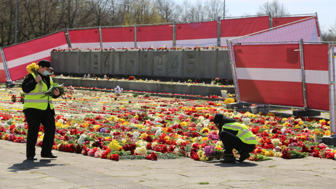 Eklat in Riga: Behörden entfernen Blumen vom Kriegsdenkmal und spalten damit die Gesellschaft