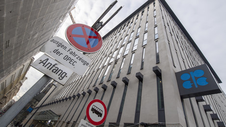 Trotz des westlichen Drucks: OPEC hält sich weiter an die Vereinbarung mit Russland