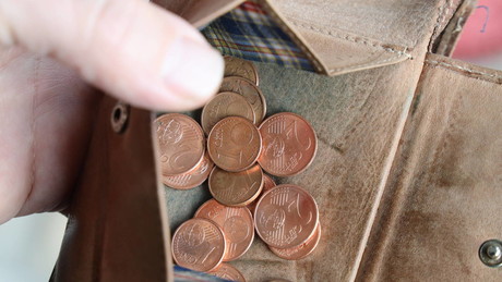 Umfrage: Jeder zweite Deutsche muss sich wegen Inflation und Sanktionen finanziell einschränken