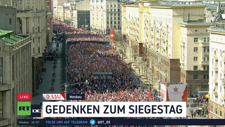 "Ein Fest der Freude mit Tränen in den Augen" – Gedenken zum Siegestag in Moskau