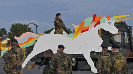 Bundeswehr interveniert: Transgender-Kommandeurin darf bei Tinder nicht zu freizügig sein