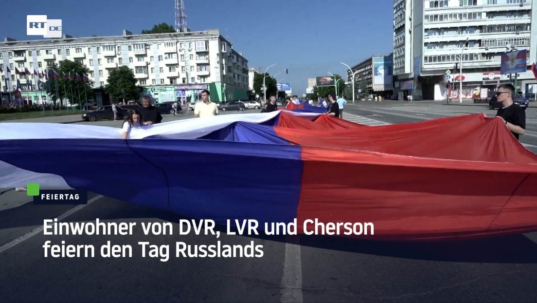 Einwohner von DVR, LVR und Cherson feiern den Tag Russlands
