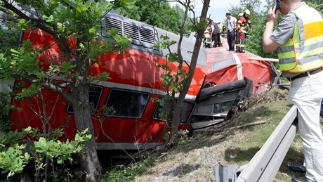 Schweres Zugunglück in Bayern – Drei Tote und viele Verletzte nach Entgleisung