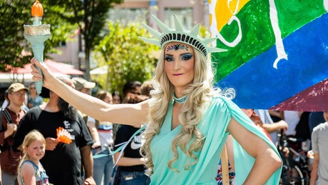 Karlsruhe: CSD-Teilnehmer angegriffen und verletzt, Regenbogenfahne verbrannt