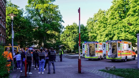 Messerattacke: Mann verletzt Frau und Kind an Grundschule in Esslingen