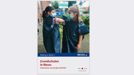 Wie eine böse Corona-Parodie: Neusser Grundschul-Broschüre zeigt maskierte Kinder in Müllsäcken