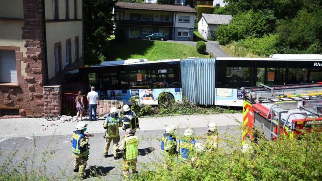 Linienbus fährt in Wohnhaus – mehrere Verletzte in Heidelberg
