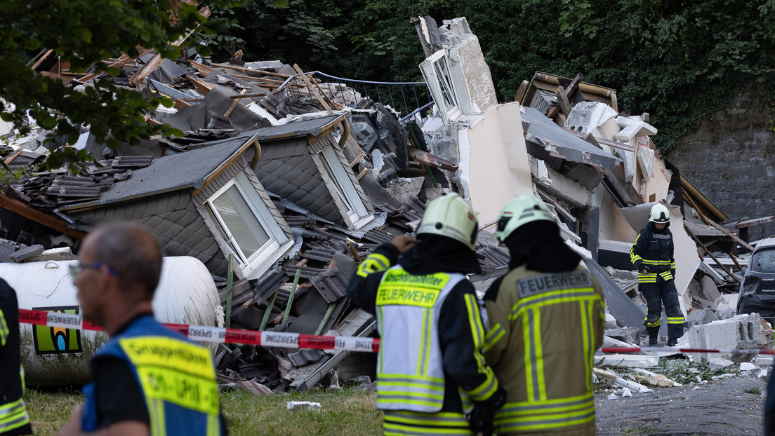 Hauseinsturz im Sauerland: Tote Frau aus Trümmern geborgen