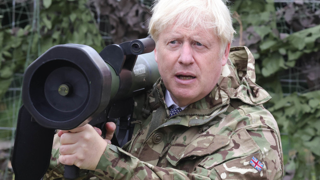 Skandalgeplagter britischer Premierminister trainiert mit ukrainischen Truppen (VIDEO)