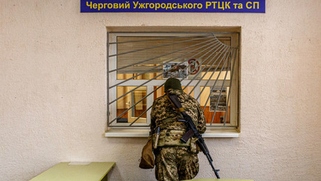 "Personalmangel wächst": Wie man in der Ukraine Dienstverweigerer, Frauen und Gefangene mobilisiert