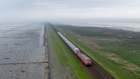 Bombendrohung: Bahnverkehr nach Sylt eingestellt – Polizei evakuiert Zug