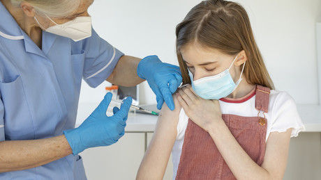 Mehr COVID-19-Todesfälle bei Kindern seit Impfbeginn – und niemand erforscht den Grund