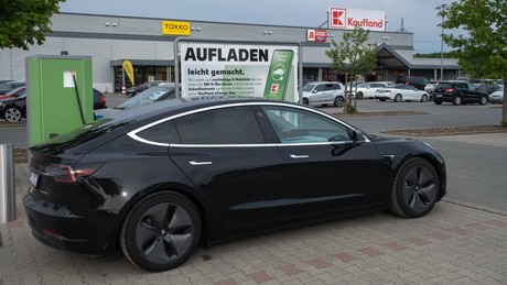 Wächter-Modus und irreführende Werbung: Verbraucherzentrale verklagt Tesla