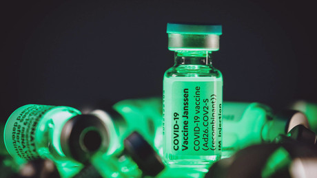 Plötzlich und unerwartet? Ministerium räumt schwere Nebenwirkungen der Corona-Impfung ein