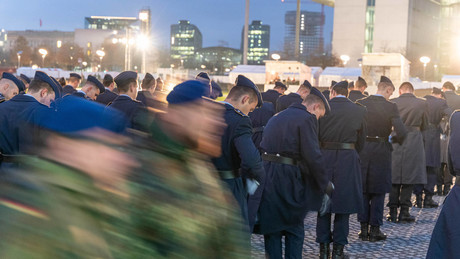 Feierliches Gelöbnis der Bundeswehr – Hitze machte den Rekruten zu schaffen